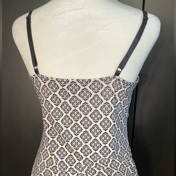 Black & White M Ladies Shell from White House Black Market - Picture 3 of 6